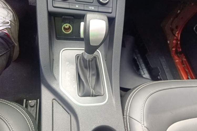 Used Bestune X40 2018 Internet Celebrity Edition 1.6L Automatic Luxury Version Gear Lever