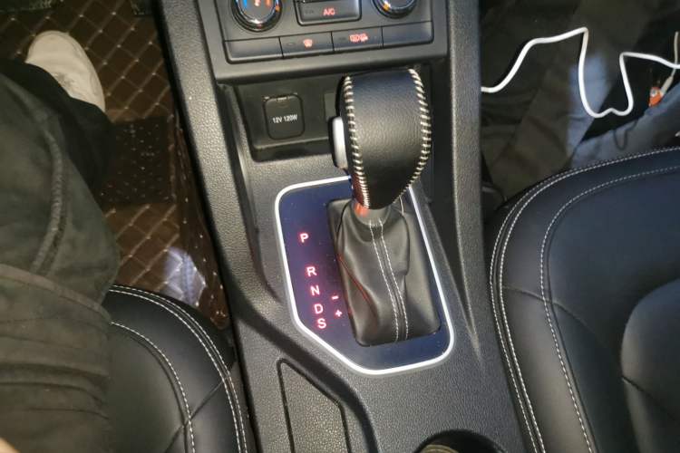Used Bestune X40 2018 Internet Celebrity Edition 1.6L Automatic Luxury Version Gear Lever
