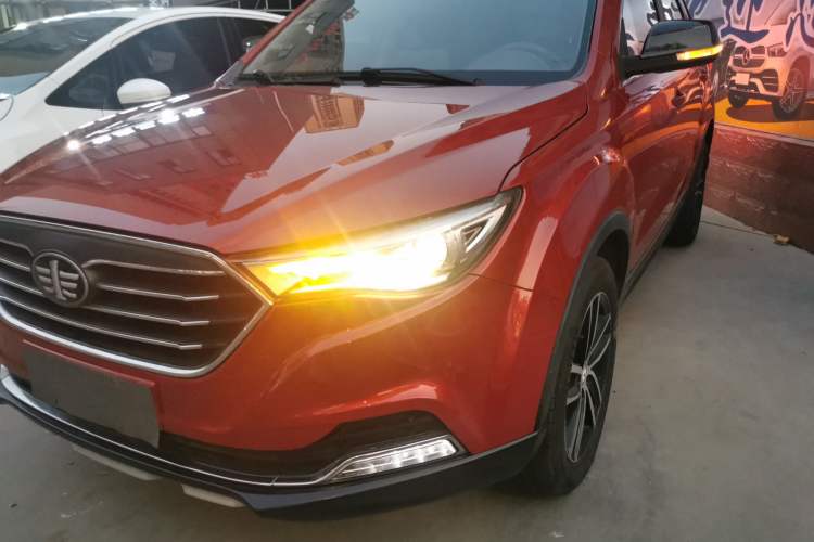 Used Bestune X40 2018 Internet Celebrity Edition 1.6L Automatic Luxury Version Left Front Headlight