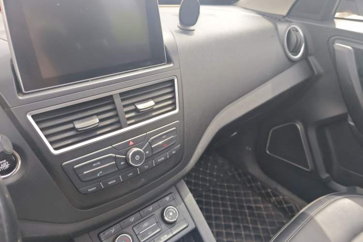 Used Bestune X40 2018 Internet Celebrity Edition 1.6L Manual Luxury Version Audio And AC Panel