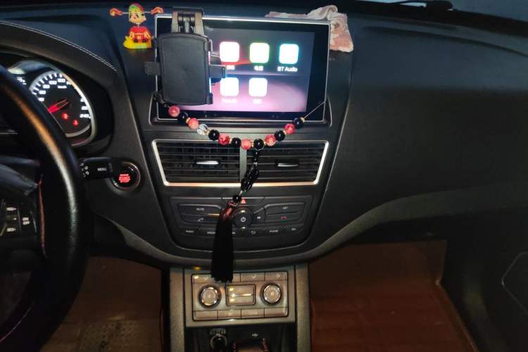 Used Bestune X40 2018 Internet Celebrity Edition 1.6L Automatic Luxury Version Audio And AC Panel