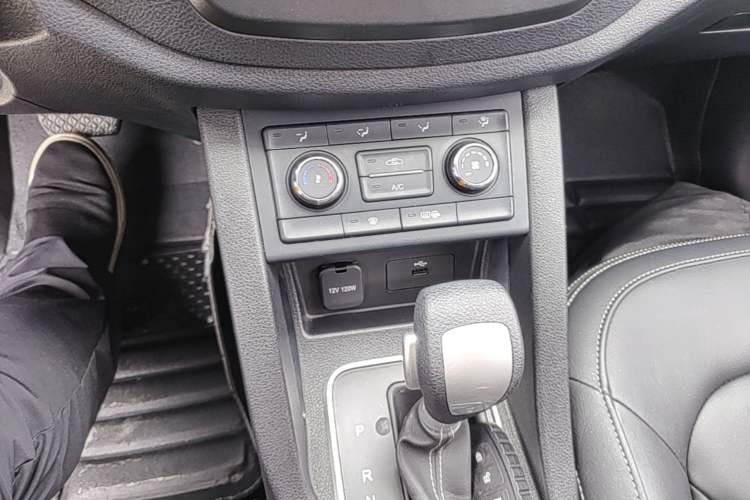 Used Bestune X40 2018 Internet Celebrity Edition 1.6L Automatic Luxury Version Audio And AC Panel
