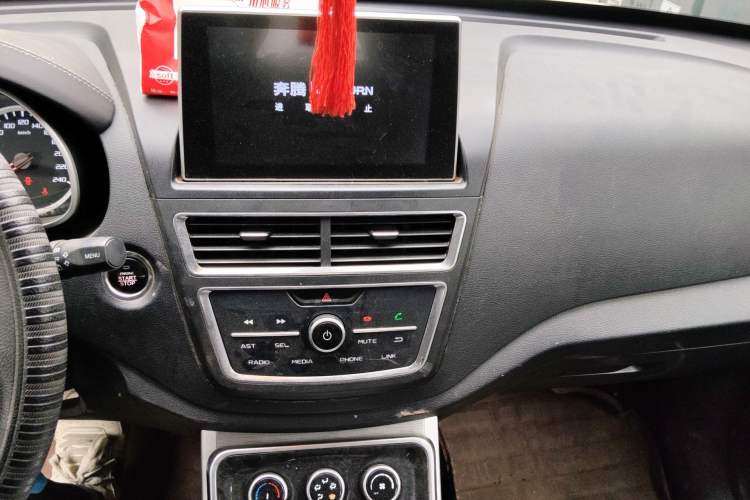 Used Bestune X40 2018 Internet Celebrity Edition 1.6L Automatic Luxury Version Audio And AC Panel