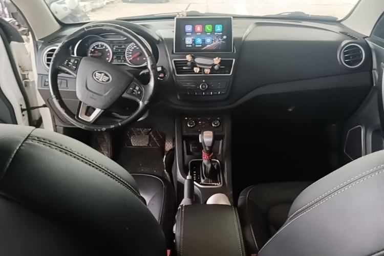 Used Bestune X40 2018 Internet Celebrity Edition 1.6L Automatic Luxury Version Center Console