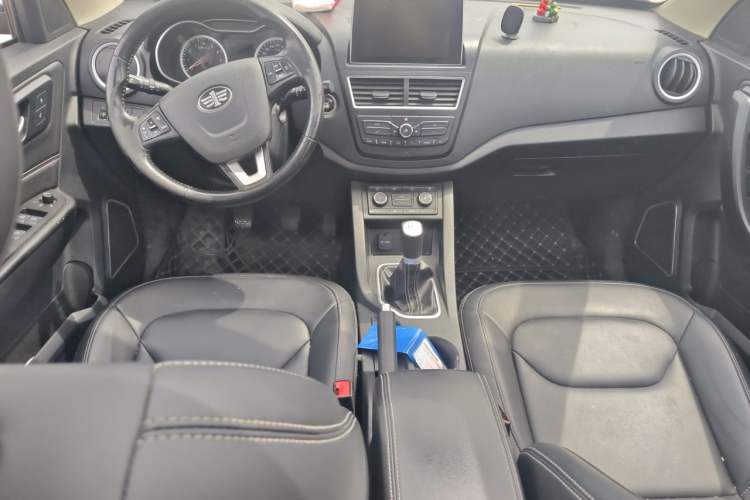 Used Bestune X40 2018 Internet Celebrity Edition 1.6L Manual Luxury Version Center Console