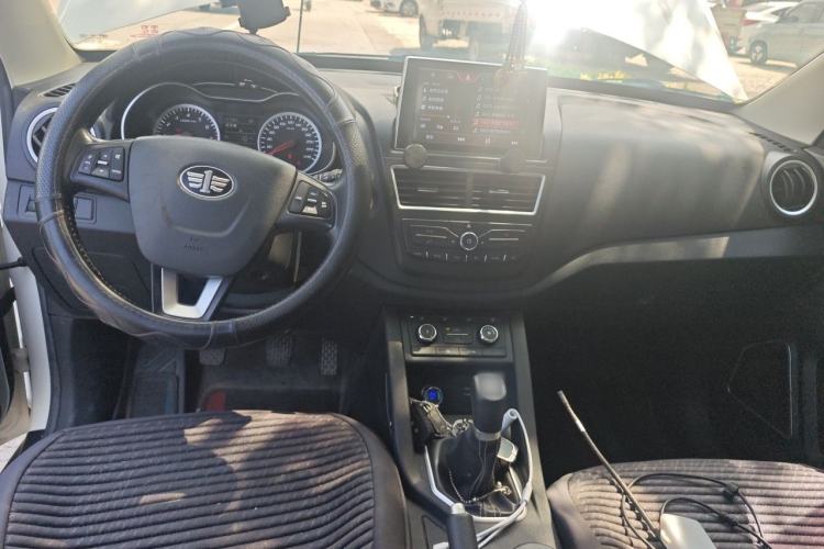 Used Bestune X40 2018 Internet Celebrity Edition 1.6L Manual Luxury Version Center Console