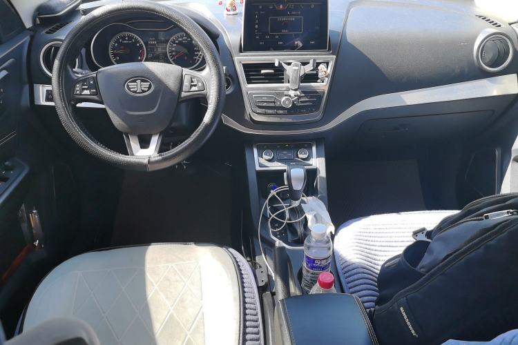 Used Bestune X40 2018 Internet Celebrity Edition 1.6L Automatic Luxury Version Center Console