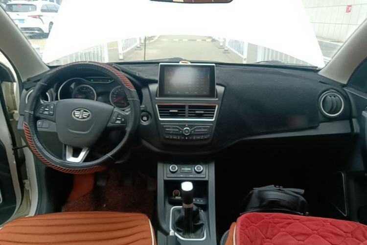 Used Bestune X40 2018 Internet Celebrity Edition 1.6L Manual Luxury Version Center Console