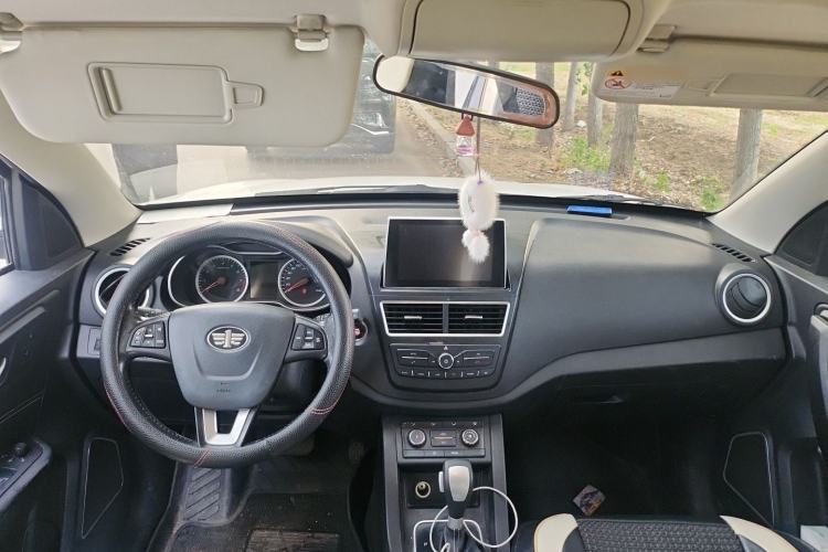 Used Bestune X40 2018 Internet Celebrity Edition 1.6L Automatic Luxury Version Center Console