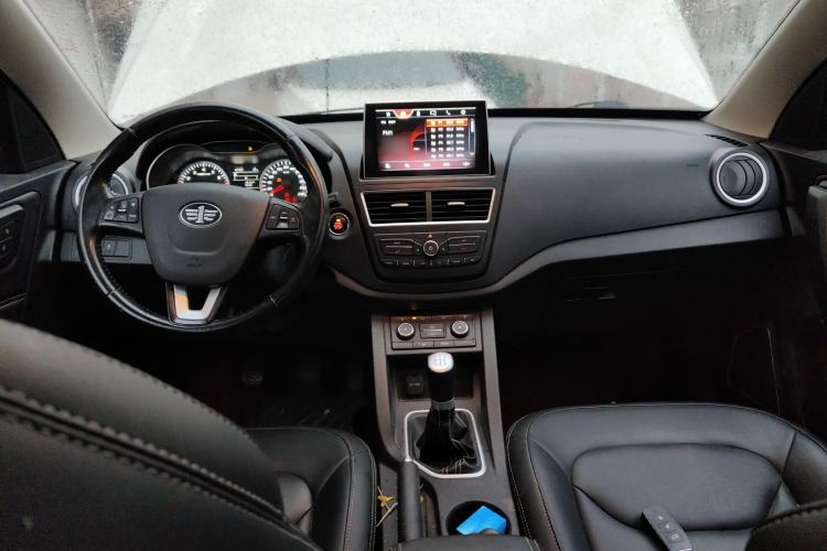 Used Bestune X40 2018 Internet Celebrity Edition 1.6L Manual Luxury Version Center Console