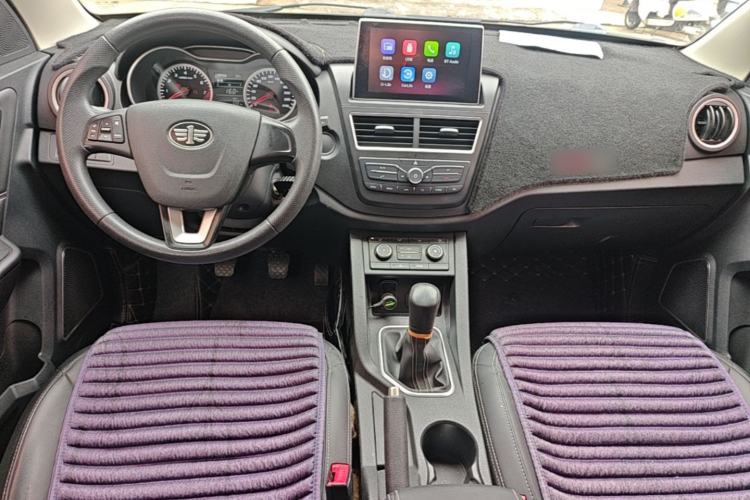 Used Bestune X40 2018 Internet Celebrity Edition 1.6L Manual Comfort Version Center Console