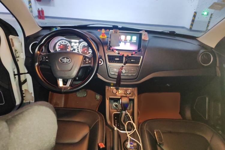 Used Bestune X40 2018 Internet Celebrity Edition 1.6L Automatic Luxury Version Center Console
