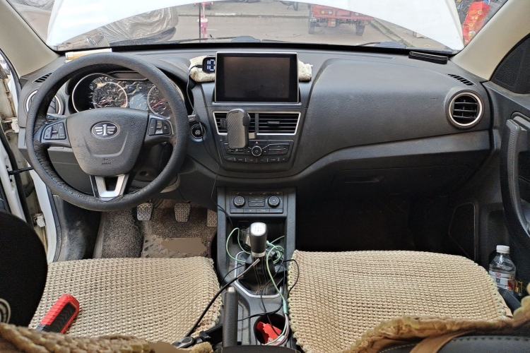 Used Bestune X40 2018 Internet Celebrity Edition 1.6L Manual Luxury Version Center Console