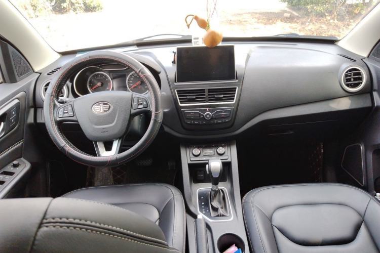 Used Bestune X40 2018 Internet Celebrity Edition 1.6L Automatic Luxury Version Center Console