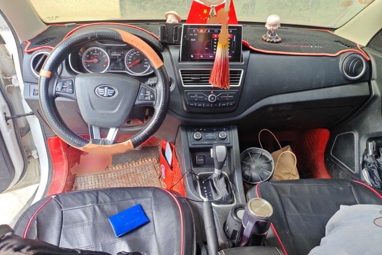 Used Bestune X40 2018 Internet Celebrity Edition 1.6L Automatic Luxury Version Center Console