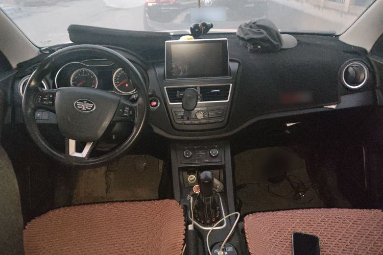 Used Bestune X40 2018 Internet Celebrity Edition 1.6L Manual Luxury Version Center Console