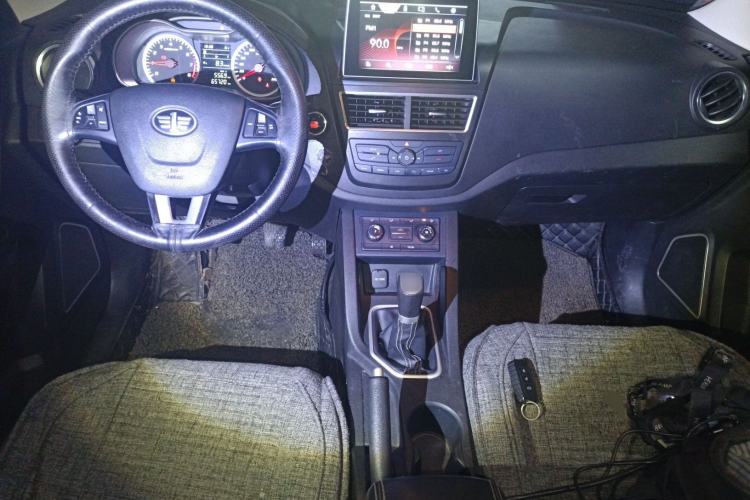 Used Bestune X40 2018 Internet Celebrity Edition 1.6L Manual Luxury Version Center Console