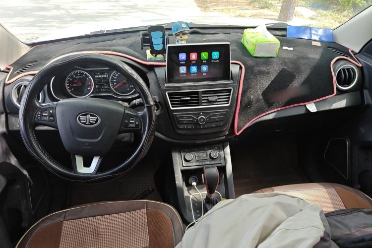 Used Bestune X40 2018 Internet Celebrity Edition 1.6L Automatic Luxury Version Center Console