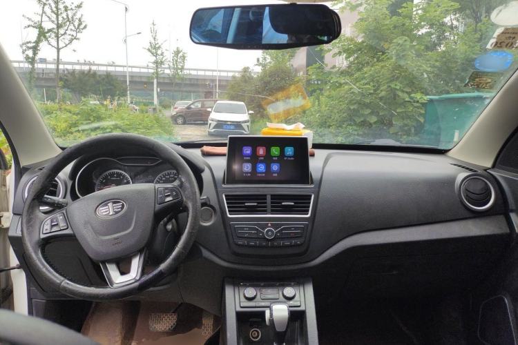 Used Bestune X40 2018 Internet Celebrity Edition 1.6L Automatic Luxury Version Center Console
