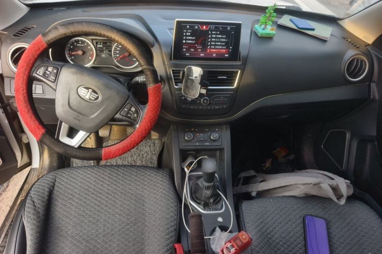 Used Bestune X40 2018 Internet Celebrity Edition 1.6L Manual Luxury Version Center Console