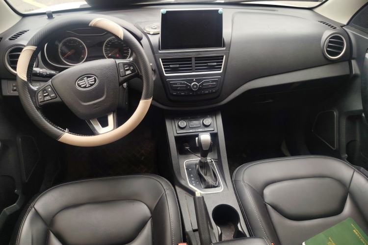 Used Bestune X40 2018 Internet Celebrity Edition 1.6L Automatic Luxury Version Center Console