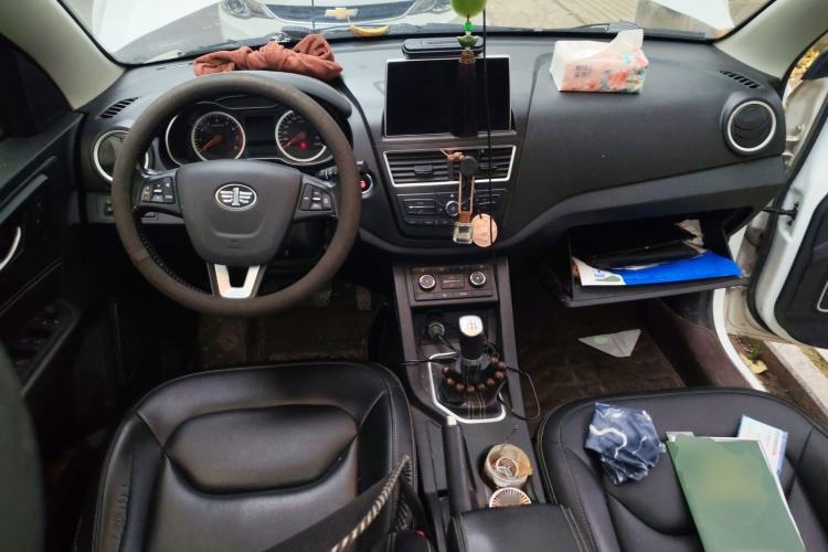 Used Bestune X40 2018 Internet Celebrity Edition 1.6L Manual Luxury Version Center Console