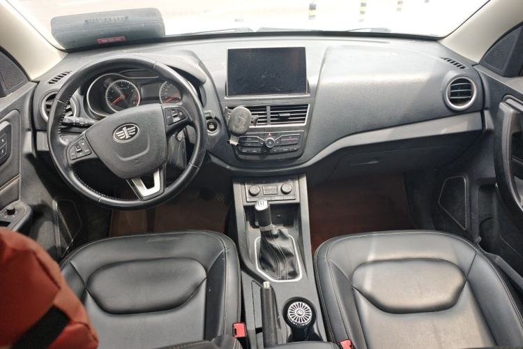 Used Bestune X40 2018 Internet Celebrity Edition 1.6L Manual Connected Smart Cool Type Center Console