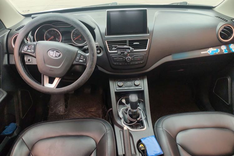 Used Bestune X40 2018 Internet Celebrity Edition 1.6L Manual Luxury Version Center Console
