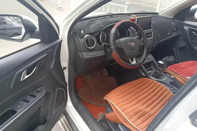 Used Bestune X40 2018 Internet Celebrity Edition 1.6L Manual Luxury Version Driver Seat