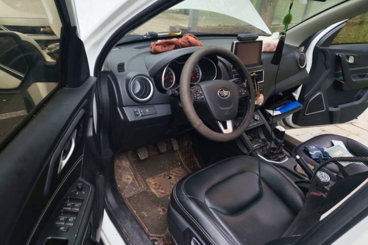 Used Bestune X40 2018 Internet Celebrity Edition 1.6L Manual Luxury Version Driver Seat