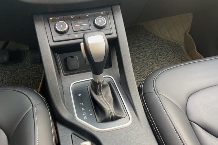 Used Bestune X40 2018 Internet Celebrity Edition 1.6L Automatic Luxury Version Gear Lever