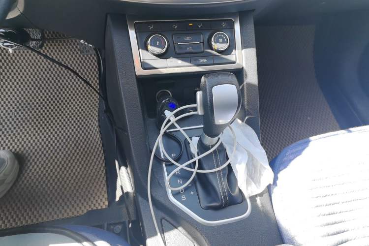 Used Bestune X40 2018 Internet Celebrity Edition 1.6L Automatic Luxury Version Gear Lever