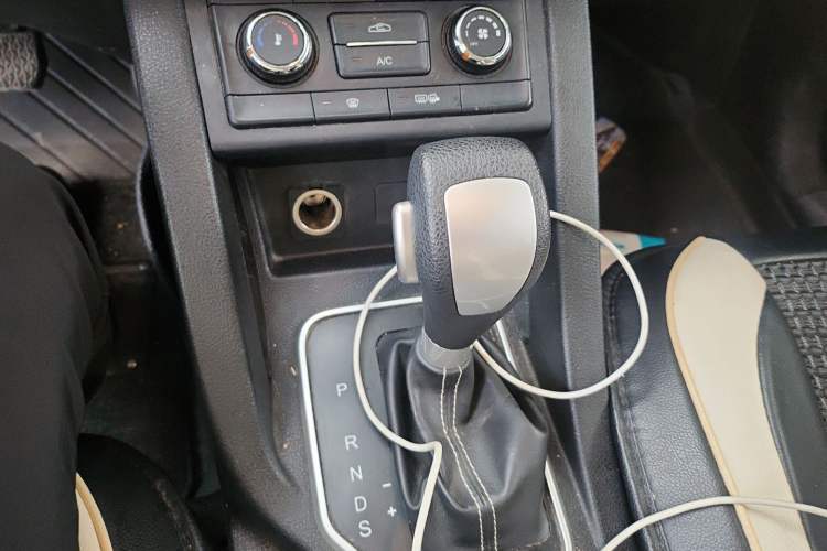 Used Bestune X40 2018 Internet Celebrity Edition 1.6L Automatic Luxury Version Gear Lever