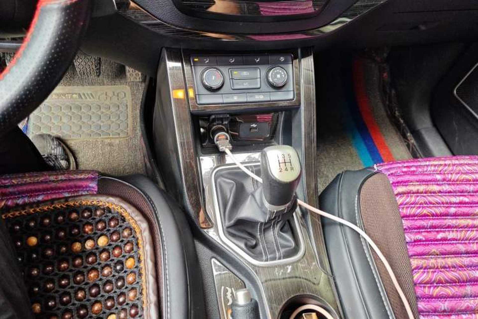 Used Bestune X40 2018 Internet Celebrity Edition 1.6L Manual Connected Smart Cool Type Gear Lever