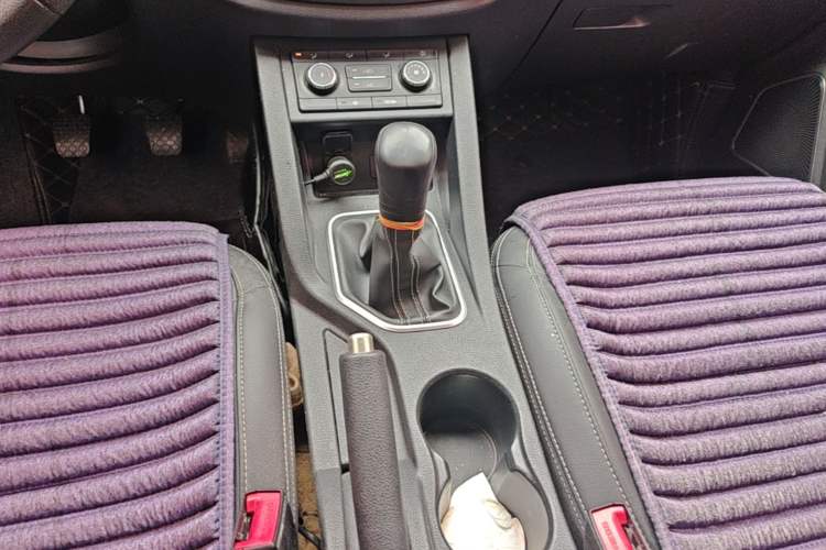 Used Bestune X40 2018 Internet Celebrity Edition 1.6L Manual Comfort Version Gear Lever