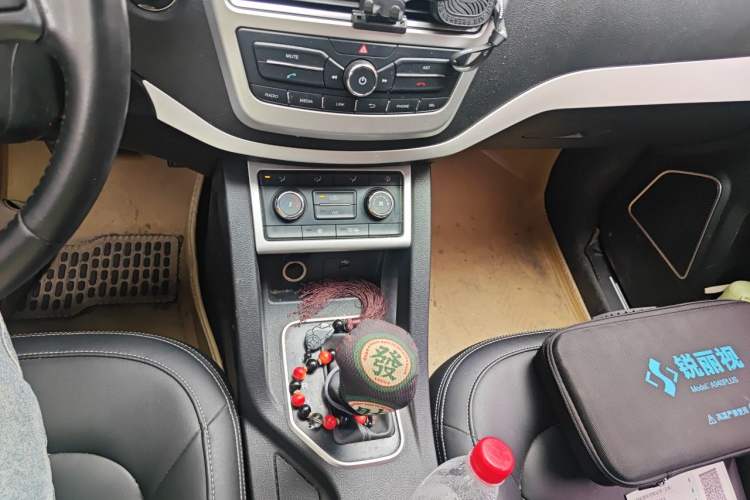 Used Bestune X40 2018 Internet Celebrity Edition 1.6L Automatic Luxury Version Gear Lever