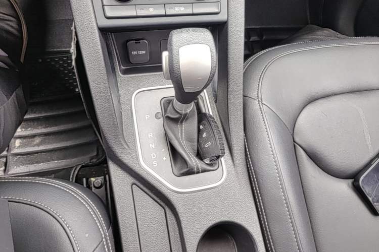 Used Bestune X40 2018 Internet Celebrity Edition 1.6L Automatic Luxury Version Gear Lever