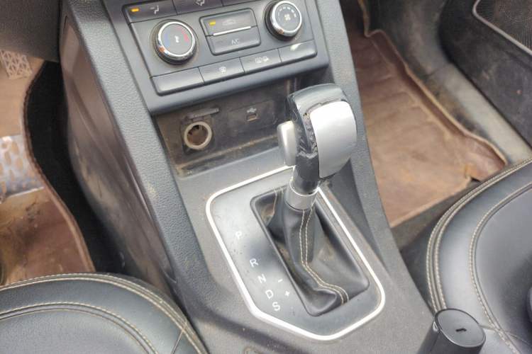 Used Bestune X40 2018 Internet Celebrity Edition 1.6L Automatic Luxury Version Gear Lever