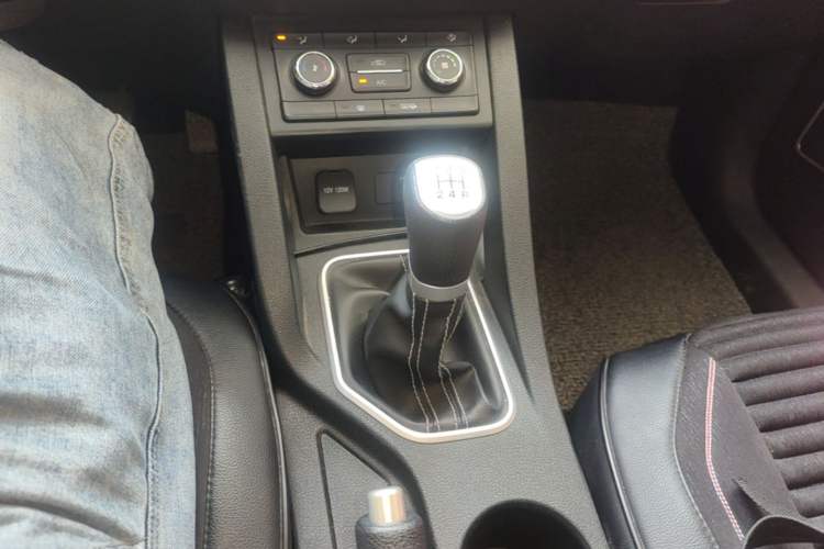 Used Bestune X40 2018 Internet Celebrity Edition 1.6L Manual Comfort Version Gear Lever