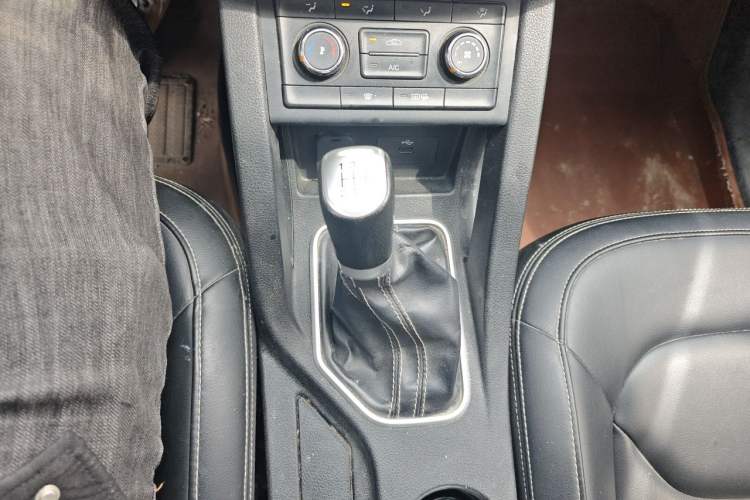 Used Bestune X40 2018 Internet Celebrity Edition 1.6L Manual Connected Smart Cool Type Gear Lever