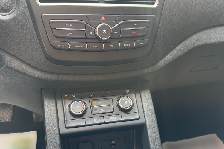 Used Bestune X40 2018 Internet Celebrity Edition 1.6L Manual Comfort Version Interior 9