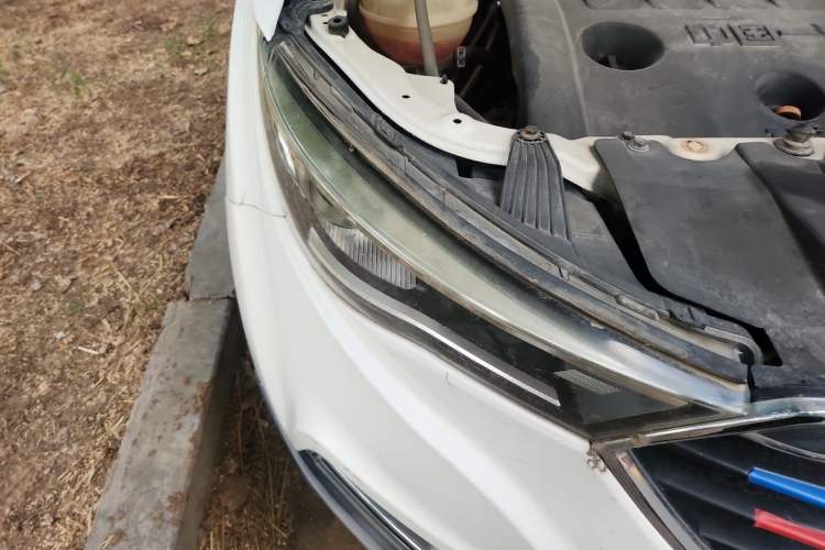Used Bestune X40 2018 Internet Celebrity Edition 1.6L Automatic Luxury Version Right Front Headlight