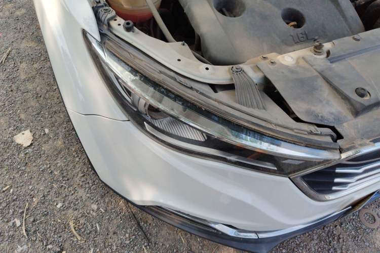 Used Bestune X40 2018 Internet Celebrity Edition 1.6L Automatic Luxury Version Right Front Headlight
