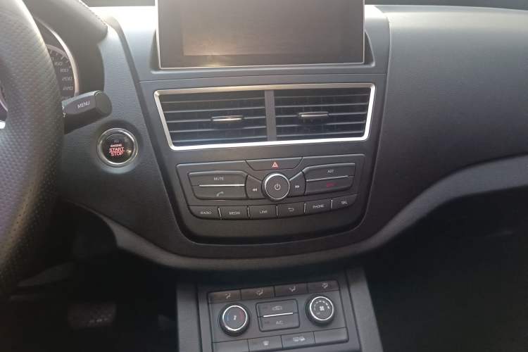 Used Bestune X40 2018 Internet Celebrity Edition 1.6L Automatic Luxury Version Audio And AC Panel