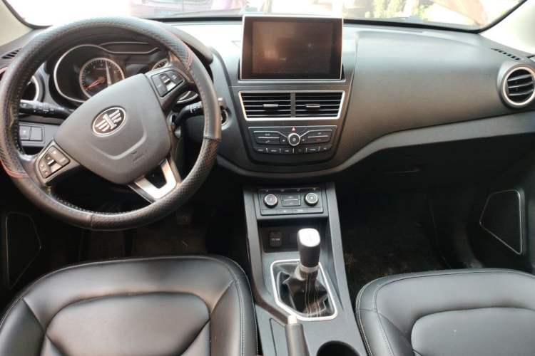 Used Bestune X40 2018 Internet Celebrity Edition 1.6L Manual Luxury Version Center Console