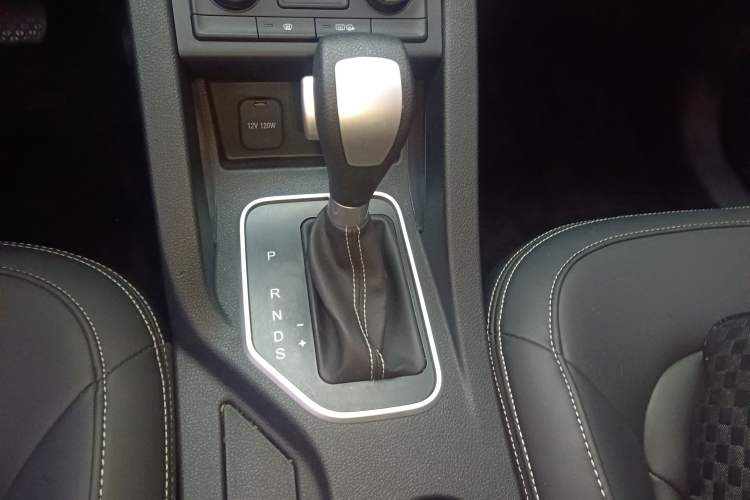 Used Bestune X40 2018 Internet Celebrity Edition 1.6L Automatic Luxury Version Gear Lever