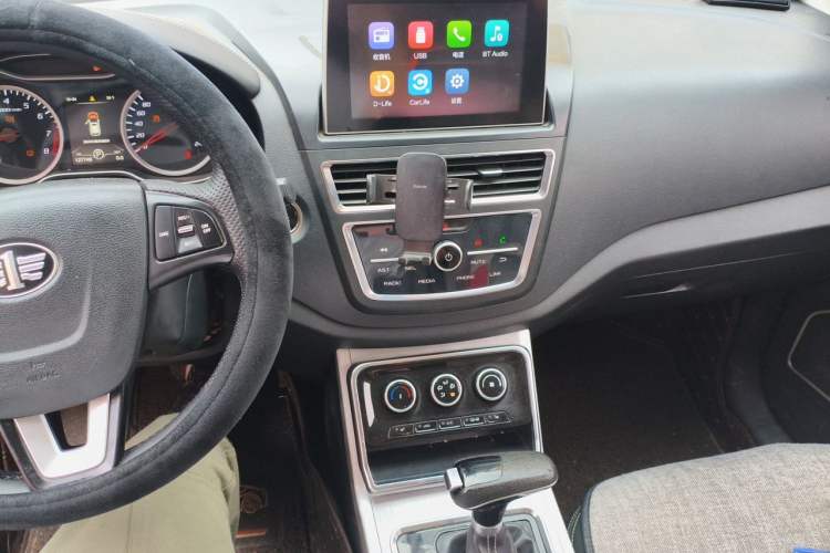 Used Bestune X40 2019 1.6L Automatic Luxury Version China V Emission Standard Audio And AC Panel
