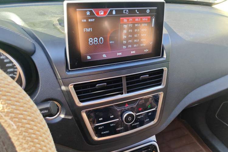 Used Bestune X40 2019 1.6L Automatic Luxury Version China V Emission Standard Audio And AC Panel