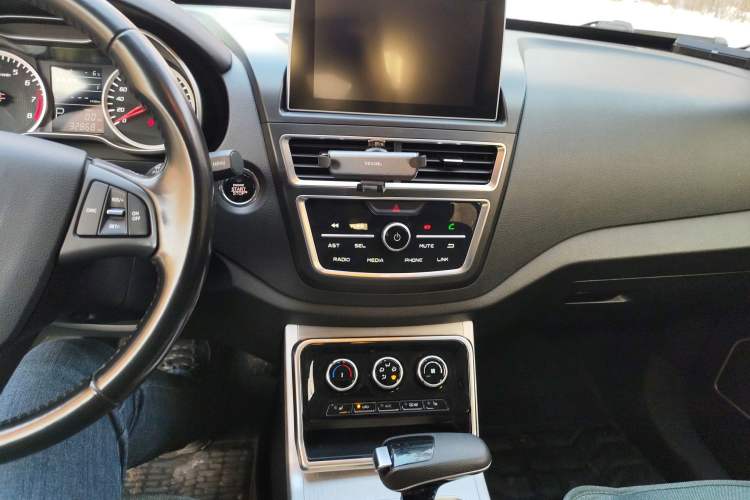 Used Bestune X40 2019 1.6L Automatic Luxury Version China V Emission Standard Audio And AC Panel