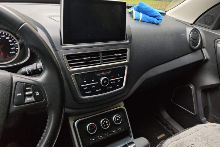 Used Bestune X40 2019 1.6L Automatic Connected Smart Cool Version China V Emission Standard Audio And AC Panel